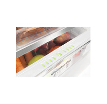 Bac à légumes VitControl Plus de réfrigérateur avec curseur de réglage de l'humidité, rempli de fruits et légumes.