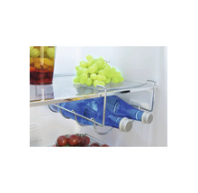 Porte-bouteilles en métal chromé suspendu à une tablette en verre de réfrigérateur avec deux bouteilles bleues.