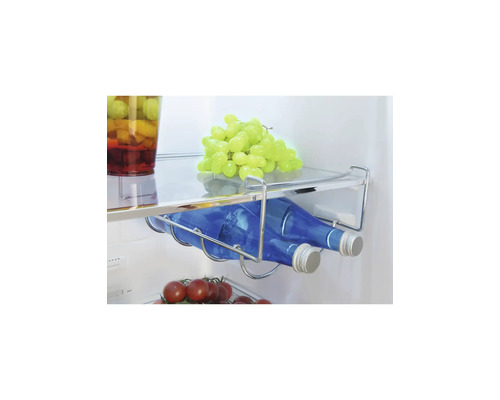 Porte-bouteilles en métal chromé suspendu à une tablette en verre de réfrigérateur avec deux bouteilles bleues.