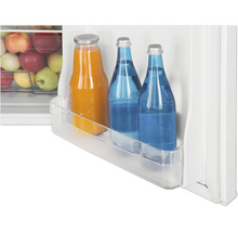 Balconnet de porte de réfrigérateur en plastique transparent avec bouteilles en verre pour jus et eau.