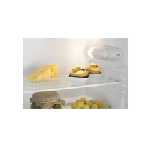 Intérieur d'un réfrigérateur avec clayettes en verre, fromage, tartelettes et raisin. Éclairage et thermostat visibles.