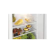 Réfrigérateur ouvert avec clayettes en verre, rempli d'aliments frais comme du fromage, des tomates, des tartelettes aux fruits et de la salade.