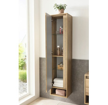 Badezimmer-Hochschrank aus Holzdekor zur Wandmontage, geöffnete Tür zeigt Glaseinlegeböden mit Badutensilien und Handtüchern.