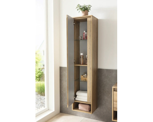 Badezimmer-Hochschrank aus Holzdekor zur Wandmontage, geöffnete Tür zeigt Glaseinlegeböden mit Badutensilien und Handtüchern.