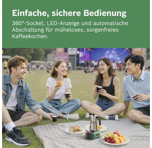 Vier Personen beim Picknick auf einer Wiese mit einer kabellosen Bosch Espressomaschine mit 360-Grad-Sockel, Anzeige und Abschaltautomatik.