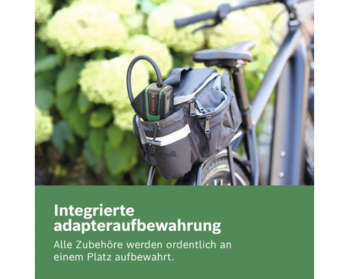 Pompe à air Bosch sans fil dans une sacoche de vélo avec rangement intégré pour les accessoires.