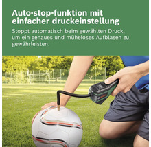 Pompe à air sans fil Bosch gonflant un ballon de football sur l'herbe, fonction d'arrêt automatique pour une pression précise.