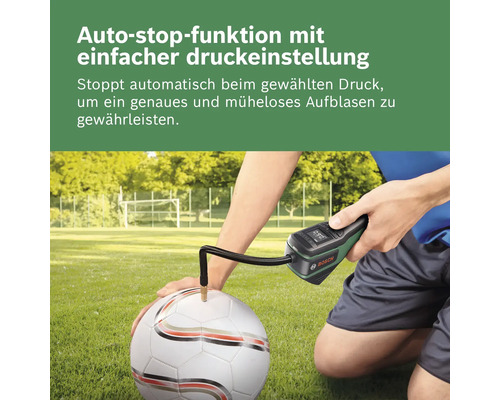 Pompe à air sans fil Bosch gonflant un ballon de football sur l'herbe, fonction d'arrêt automatique pour une pression précise.