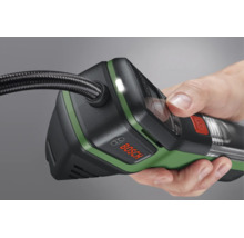 Pompe à air comprimé sans fil Bosch tenue à la main avec Bosch Logo, lampe intégrée, écran et tuyau flexible.
