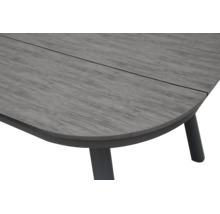 Gartentisch mat groer Tischplack an Holzoptik a schwaarze Metallbeine.