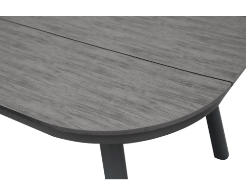 Gartentisch mat groer Tischplack an Holzoptik a schwaarze Metallbeine.