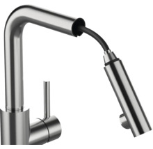 Mitigeur de cuisine moderne avec douchette extractible et commande unique en métal brossé.