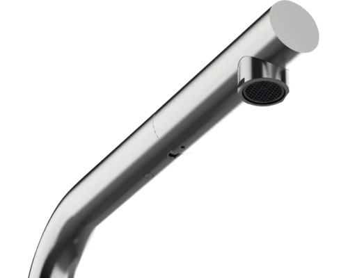 Bec de robinet extractible cylindrique moderne en métal avec mousseur intégré.
