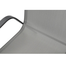Gros plan de l'assise d'une chaise de jardin en tissu mesh avec un accoudoir en métal.