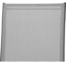 Gros plan d'une toile en textilène tressée pour mobilier de jardin avec un cadre sombre.