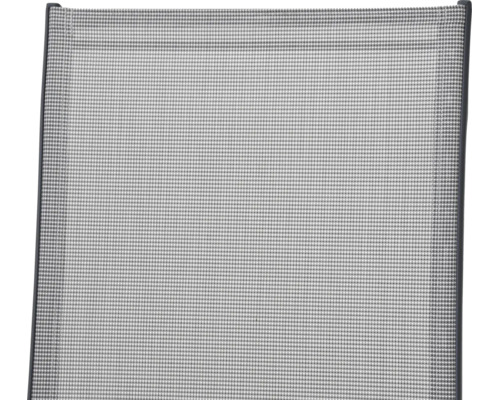 Gros plan d'une toile en textilène tressée pour mobilier de jardin avec un cadre sombre.