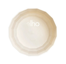 Vue de dessus d'un pot de fleurs Elho à facettes en plastique avec le elho Logo au centre.