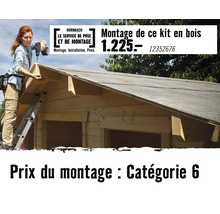 Une personne installe le toit d une maison de jardin en bois avec une visseuse sans fil. Logo Hornbach. Prix de montage catégorie 6.