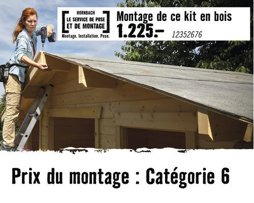 Une personne installe le toit d une maison de jardin en bois avec une visseuse sans fil. Logo Hornbach. Prix de montage catégorie 6.
