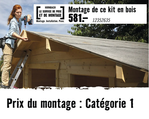 Une femme monte le toit d'un abri de jardin en bois avec une visseuse, Hornbach Logo, Hornbach service de pose et de montage catégorie 1.