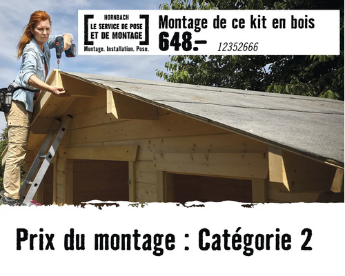 Une artisane monte le toit d'un abri de jardin en bois avec une perceuse. Hornbach Le Service de Pose et de Montage Logo.