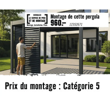 Service de pose Hornbach pour le montage d'une pergola à lames sur une terrasse.