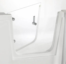 Baignoire à porte blanche avec porte en verre transparent et poignée chromée pour un accès sans obstacles.