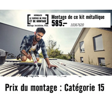 Artisan appliquant du mastic sur un toit en tôle ondulée, Hornbach Logo et informations sur le service de montage pour kits métalliques.
