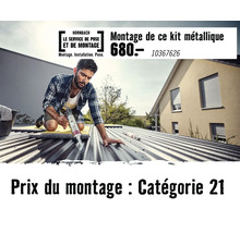 Logo Hornbach. Service de pose pour le montage d'un kit métallique de catégorie 21. Un artisan réalise l'étanchéité d'un toit en tôle ondulée.