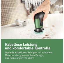 Une personne utilise une brosse de nettoyage sans fil Bosch pour nettoyer un plan de travail. Sa conception ergonomique facilite le travail.
