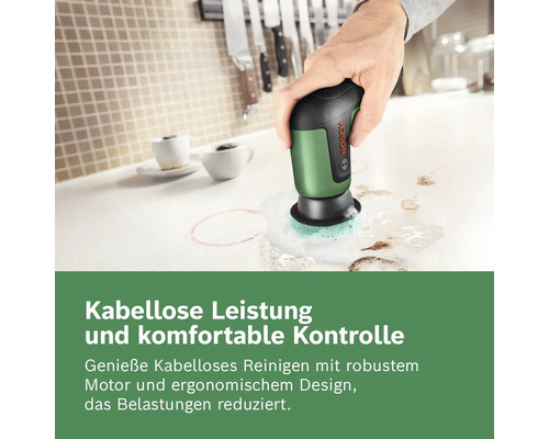 Une personne utilise une brosse de nettoyage sans fil Bosch pour nettoyer un plan de travail. Sa conception ergonomique facilite le travail.