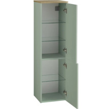 Armoire de salle de bain haute en vert sauge avec plateau en bois, trois étagères en verre et deux portes ouvertes.