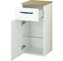 Meuble d'appoint de salle de bains blanc avec plateau aspect bois, tiroir ouvert avec poignée noire, porte ouverte et tablette en verre.
