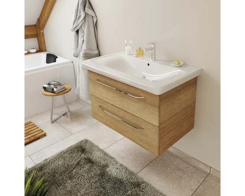 Modernes wandhängendes Badmöbel-Set mit weißem Keramik-Waschbecken und zwei Schubladen in Holzoptik in einem hellen, organisierten Badezimmer.