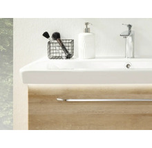 Moderner Waschplatz mit weißem Waschbecken, verchromter Armatur, Seifenspender und Waschtischunterschrank in Holzoptik mit LED Beleuchtung.