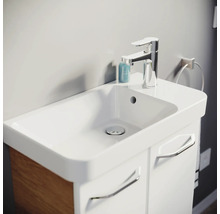 Meuble de salle de bain moderne avec vasque en céramique blanche, mitigeur chromé et meuble blanc avec décor bois latéral.