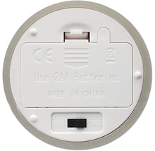 Unterseite eines elektronischen Geräts mit Batteriefach für zwei AA-Batterien, einem Ein-Aus-Timer-Schalter und CE-Kennzeichnung.
