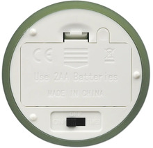 Unterseite einer LED-Kerze mit Batteriefach für zwei AA-Batterien und Schalter für An, Aus und Timer-Funktion. CE-Kennzeichnung vorhanden.