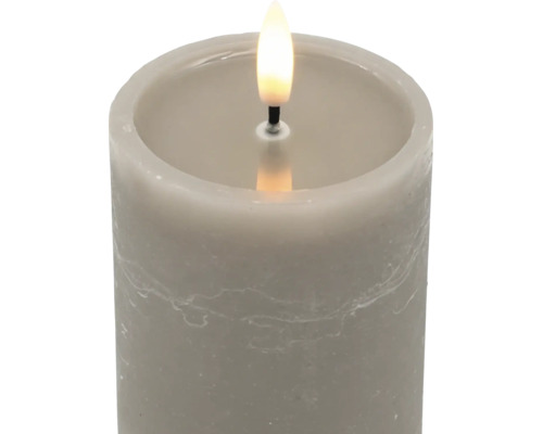 Graue LED-Stumpenkerze mit Echtwachs-Optik und künstlicher Flamme.
