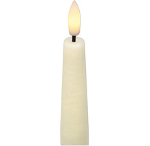 Cremefarbene LED-Stabkerze mit warmweiß leuchtender Flamme in Tropfenform.