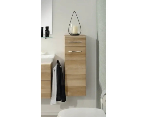 Moderner Badezimmer-Hängeschrank in Holzoptik mit einer Schublade, einer Tür und verchromten Metallgriffen.