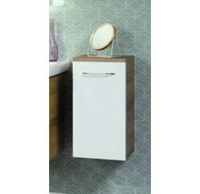 Wandhängender Badezimmer-Seitenschrank mit weißer Front, Korpus in Holzoptik und waagerechtem Metallgriff.