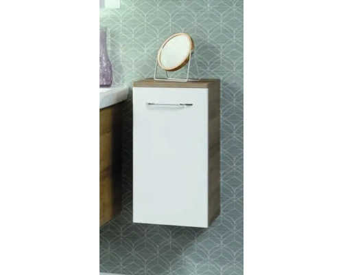Wandhängender Badezimmer-Seitenschrank mit weißer Front, Korpus in Holzoptik und waagerechtem Metallgriff.