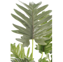 Vue détaillée d'une feuille de philodendron artificielle verte aux bords profondément découpés pour la décoration.