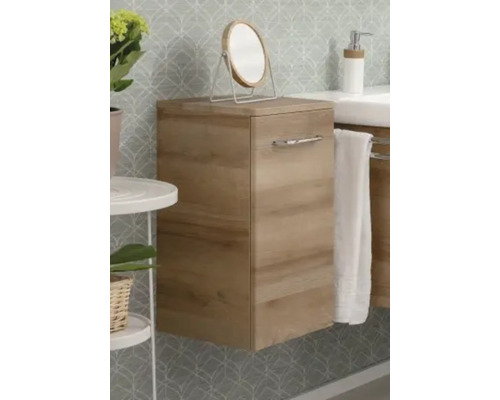 Hängender Badezimmer-Unterschrank in Holzoptik mit Metallgriff in einem hellen Badezimmer vor einer gemusterten Wand.