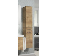 Armoire haute de salle de bain aspect bois avec trois portes et poignées métalliques, suspendue dans une salle de bain moderne.
