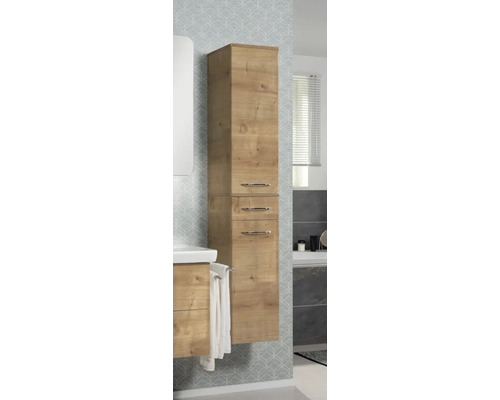Armoire haute de salle de bain aspect bois avec trois portes et poignées métalliques, suspendue dans une salle de bain moderne.