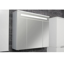 Dreitüriger Spiegelschrank fürs Badezimmer mit integrierter LED-Beleuchtung im oberen Bereich.
