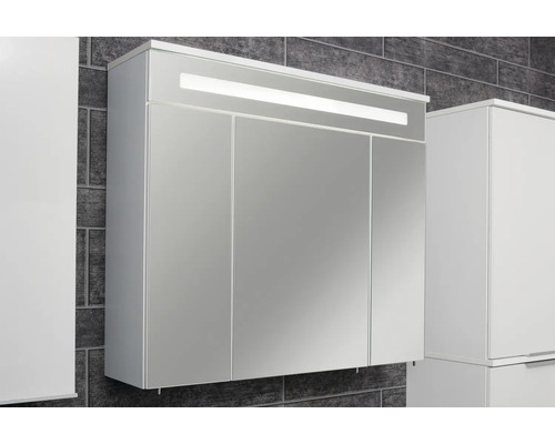 Dreitüriger Spiegelschrank fürs Badezimmer mit integrierter LED-Beleuchtung im oberen Bereich.