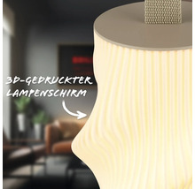 Detailaufnahme eines 3D-gedruckten Lampenschirms mit gerippter Oberflaeche in einem modern eingerichteten Raum.